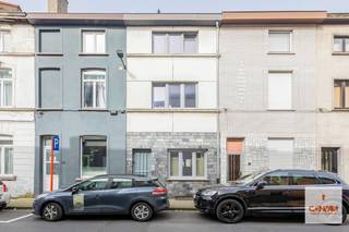 Deze verrassend ruime<strong> instapklare woning</strong> beschikt over <strong>drie slaapkamers</strong> en ligt op fietsafstand van het Gentse stadcentrum (1,8km).<br /><br />Op het gelijkvloers komt u via de inkomhal binnen in de <strong>lichtrijke woonkamer</strong> met aansluitend de <strong>open keuken</strong>. Vanuit de leefruimte heeft u toegang tot de aangename,<strong> </strong>lagergelegen <strong>stadstuin</strong>, alsook is de woning volledig onderkelderd. <br /><br />Op de eerste verdieping bevinden zich een <strong>gerenoveerde badkamer</strong>, een apart washok en een eerste ruime slaapkamer. De bovenste verdieping telt nog twee slaapkamers waarvan één zeer ruime kamer met mezzanine.<br /><br />Verder wordt de woning gekenmerkt door haar ruimtegevoel dankzij de hoge plafonds, de aangename lichtinval, centrale ligging, een <strong>conforme elektrische installatie</strong> en een <strong>asbestveilig </strong>attest. Ook ideaal geschikt als investering wegens heel gemakkelijk te verhuren of voor uw studerende kinderen. <br /><br />Interesse in deze ruime en instapklare woning?<strong> Contacteer Gijs </strong>voor het vastleggen van uw afspraak via gijs@convas.be of 0492 84 48 24 (telefonisch of via Whatsapp).