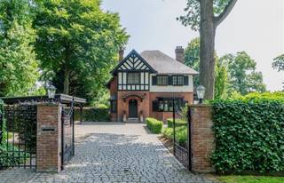 Gelegen aan een van de mooiste lanen van Essen-Heikant, een mooie villa met authentieke uitstraling, met grote leefruimte, 4 slaapkamers,...