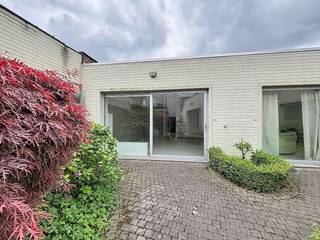 Dit verzorgd gelijkvloers appartement aan de Pastoor Vandenhoudtstraat 3 in Kapellen biedt een ideale mix van comfort, praktische indeling en...