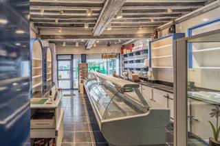 Ontdek dit veelzijdige handelspand, perfect gelegen in de hoofdstraat van het bruisende stadscentrum. Met gemiddeld 5.500 voorbijgangers per dag geniet dit pand van uitzonderlijke visibiliteit en een commerciële topligging.

Op het gelijkvloers bevindt zich een ruime winkelruimte die zich perfect leent voor uiteenlopende handelsactiviteiten. De sterke passage maakt dit een ideale locatie voor ondernemers die maximaal willen inzetten op zichtbaarheid.

Aansluitend ligt een praktisch werkatelier, ideaal als opslagruimte, atelier of als uitbreiding van de winkelzone. Achteraan bevindt zich een kleine koer.

De bovenverdieping vraagt renovatie, maar biedt een mooi potentieel. Ze kan worden ingericht als volwaardig appartement, ideaal voor eigen bewoning. Daarnaast is ze ook geschikt als workshop-, bureau- of ondersteunende ruimte voor de handelszaak.

Deze handelspand combineert een strategische ligging met flexibiliteit en groeipotentieel. Een sterke opportuniteit voor ondernemers en investeerders die een commerciële locatie zoeken met bewezen passage en toekomstmogelijkheden.