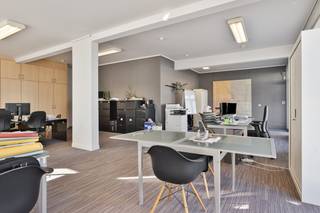 Profiteer van deze unieke commerciële kans op een absolute toplocatie! Dit ruime en verzorgde handelspand (nu kantoor, 100 m²) met aparte keuken...