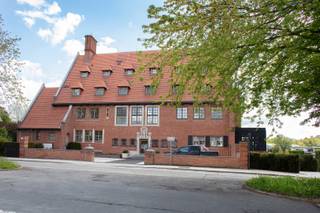 In de www.leopold3laan2.be (url kopiëren en plakken indien doorklikken niet lukt) in Kortrijk stellen we jou graag dit appartement voor.  De combinatie van huiselijkheid en ligging is een grote troef. Het appartement bestaat uit een ruime leefruimte met aansluitend terras, stijlvolle keuken, wasberging, 2 slaapkamers, logeer- en bureauhoek, 2 badkamers, 2 afzonderlijke toiletten, zolderruimte, kelderberging en grote garagebox (is inbegrepen in de Direct Kopen prijs). Verder beschikt het appartement over heel wat inmaakkasten zowel in de leefruimte, hal als slaapkamers. En eens de trap moeilijker wordt, kan er een interne personenlift geïnstalleerd worden.<br /><br />Via www.leopold3laan2.be kan je een afspraak inplannen om een bezoek te brengen.  Eveneens via de website verneem je veel meer, zoals een uitgebreide omschrijving, foto's, 360° rondgang, documenten, ...<br /><br />DIRECT KOPEN PRIJS: De vermelde prijs is een Direct Kopen prijs. Tegen deze prijs kan er onmiddellijk aangekocht worden zonder verdere prijsonderhandeling. Er kan ook steeds een bod worden uitgebracht via een transparante procedure waarover alles te lezen is op de website van het pand.<br /><br />Groeten, Hendrik van Henry Houser