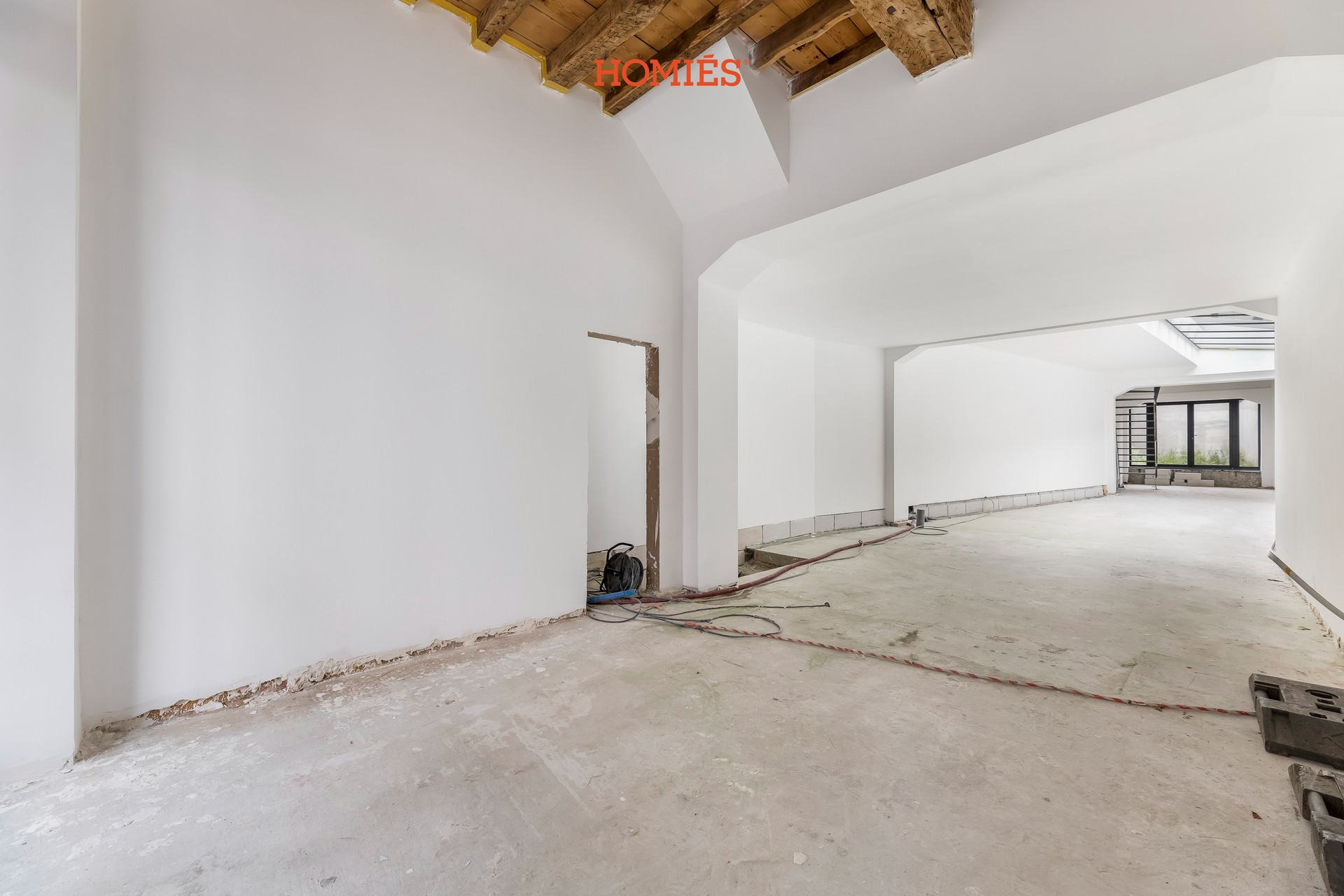 Ruime handelsruimte met veel lichtinval en stadstuintje - foto 4