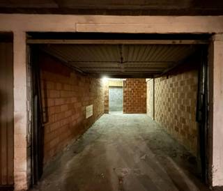 Garagebox te koop op toplocatie in Kortrijk!Op het President Rooseveltplein in Kortrijk bieden wij deze garagebox te koop aan, gelegen in een complex voorzien van meerdere boxen.De garage is uitgerust met een manuele kantelpoort en beschikt achteraan over een praktisch berghoekje, ideaal voor extra opslagruimte. Dankzij de centrale ligging in het stadscentrum vormt deze garage een interessante opportuniteit voor zowel eigen gebruik als investering.De garagebox is momenteel verhuurd, wat zorgt voor een onmiddellijk rendement.Troeven:- centrale ligging in het centrum van Kortrijk- gelegen in een garagecomplex- manuele poort- extra bergruimte achteraan- momenteel verhuurd- interessante investering of eigen gebruik op termijnInteresse? Neem gerust contact op voor meer informatie.Valentine Duquesne (0493/253262).Bestuursmaatregelen in het maatregelenregister: nee