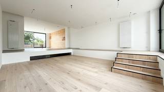 Deze unieke woning combineert een moderne afwerking met een knipoog naar de jaren zeventig dankzij de opvallende zitkuil in de leefruimte. Grote raampartijen aan voor- en achterzijde zorgen voor een overvloed aan natuurlijk licht en versterken het open en luchtige gevoel van de woning.<br /><br />De leefruimte is afgewerkt met een lichte parketvloer en loopt naadloos over in de ruime, nog te installeren keuken. Alle voorzieningen zijn reeds aanwezig voor een kookeiland met spoelbak enz. ; een aparte berging bevindt zich langs de keuken. Aansluitend bevindt zich het terras aan de voorzijde, toegankelijk via zowel de schuifdeur in de keuken als via de hal. <br /><br />Ook aan de achterzijde werd een tweede terras voorzien, zodat je op elk moment van de dag van de zon kunt genieten.<br /><br />Op het gelijkvloers is er tevens een gastentoilet aanwezig, met de nodige aansluitingen om er nog een handenwasser te plaatsen.<br /><br />Een verdieping hoger bevinden er zich 3 ruime slaapkamers en aan badkamer; een tweede berging zorgt voor voldoende opbergplaats of kan dienst doen als dressing.<br /><br />Deze woning is volledig onderkelderd , heeft een inpandige garage : toegankelijk via de achterzijde.<br /><br />Wonen in dit éénmalige luxe-project is de parel op de kers voor eigenaars die houden van een rustige groene omgeving (met uitzicht op een paardenweide) maar toch geen onderhoud aan de tuin willen; deze woning heeft immers enkel terrassen in eigen gebruik; de prachtige gemeenschappelijke tuin aan de voorzijde geeft de eeuwige illusie om altijd op verlof te zijn!<br /><br />Het domein is omheind en bezoekers bellen vooraan aan en kunnen dan pas toegang krijgen tot de eigen voordeur.<br /><br />De woningen in dit residentiële park hebben een uitstekende afwerking en zijn voorzien van zonnepanelen; verwarming is op aardgas.<br /><br />Met een directe verbinding naar de autosnelweg en winkels is de cirkel rond : exclusief wonen op een uitzonderlijke plek en verkoop onder registratie ipv BTW maken het plaatje compleet!<br /><br />Pluspunten:<br />- exclusief woonpark = zo vind je geen 2de!!<br />- Zonnepanelen aanwezig<br />- Ruim<br />- Volledige “nieuwbouw” met hoogwaardige afwerking<br />- Grote leefruimte met unieke seventies zitkuil<br />- Twee ruime terrassen en veel lichtinval<br />- 3 slaapkamers <br />- Strakke, hoogwaardige afwerking <br />- Ideale locatie<br />- 2% registratierecht i.p.v. 21% BTW<br />- Inpandige garage en kelder met bergruimte<br />- Topligging nabij natuur én autosnelwegen<br /><br />Voor een bezichtiging of meer informatie, bel ons op 078/78.78.70 of spring gerust eens binnen in ons kantoor – je bent altijd welkom!