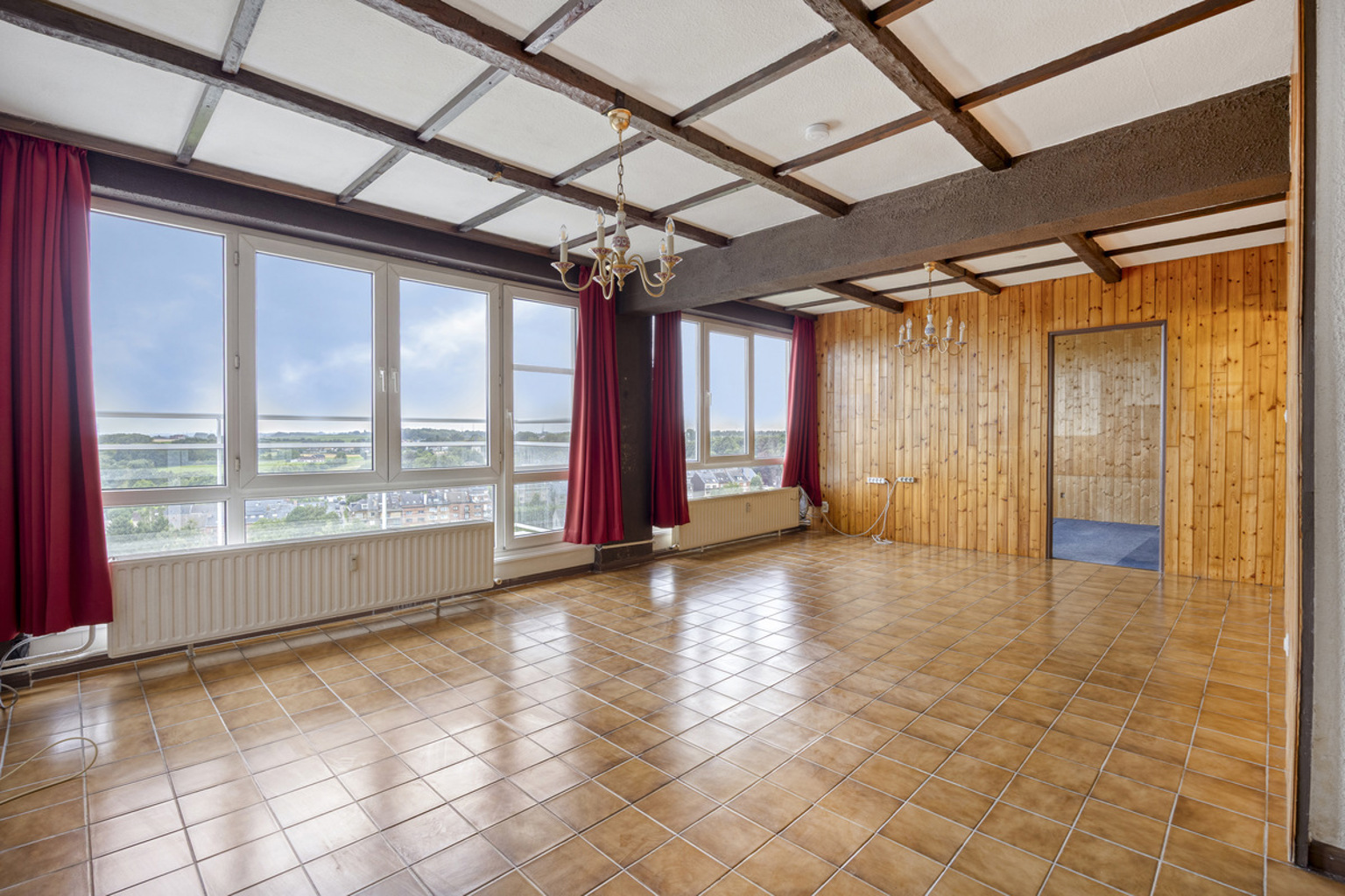 Op te frissen 2-slaapkamerappartement met prachtig uitzicht - foto 5
