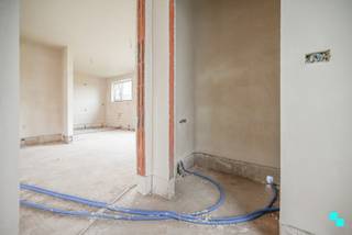 Kwalitatieve nieuwbouwwoningen met een bewoonbare oppervlakte van 156m² tot 170m² gelegen op percelen van 289m² tot 302m². Deze volledig afgewerkte halfopen woningen beschikken telkens over vier slaapkamers én een inpandige garage.<br />Het respectievelijke lot 2 is gelegen op een perceel van 302m² en heeft een bewoonbare oppervlakte van ca. 170m² volgens opmetingen.. Indeling: Inkomhal met apart gastentoilet, leefruimte met open geïnstalleerde keuken, annex berging / wasplaats en inpandige garage met extra bergruimte onder de trap. Eerste verdieping: Nachthal, vier slaapkamers, apart toilet, geïnstalleerde badkamer met ligbad, inloopdouche en dubbel wastafelmeubel, alsook de 2de berging. De zolder is toegankelijk via een trapluik in de nachthal en biedt extra stockagemogelijkheden. Het exterieur dient verder afgewerkt te worden door de koper, doch werd deze reeds voorzien van een gazon en terras. E-peil: E30 volgens EPB voorstudie | CV op aardgas (vloerverwarming) | PVC schrijnwerk superisolerend glas | Zonnepanelen 5 x 430 Wp | Ventilatiesysteem type C+ | Regenwaterput 7.500L aanwezig | Nog diverse keuzes mogelijk qua afwerking / technieken. Laurence (BIV 514.501) organiseert voor deze woningen de bezoeken ter plaatse, mits het maken van een afspraak.