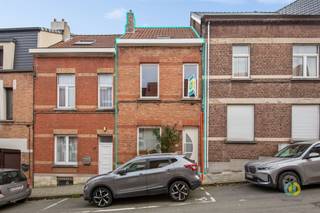 <p><span>Borght: Be surprised by this characterful two-story home located on a quiet street. The home has been thoroughly renovated and is in excellent condition. In 2012, the roof, windows, boiler, kitchen and bathroom, among others, were completely renewed, allowing you to move in worry-free. Upon entering you enter the entrance hall, which provides access to the cozy living room of 30.5 m², equipped with a cozy fireplace. From the living room you enjoy a view of the pleasant terrace, where a unique artwork a wall painting by artist Bart Smates provides a special eye-catcher. Adjacent is the high-quality, fully equipped kitchen. Via the stairs you reach a first mezzanine with the separate toilet and the stylishly renovated bathroom with a generous Italian walk-in shower. On the second floor you will find two spacious bedrooms of 18 m² and 13 m². On the second mezzanine floor, the owners have again been creative by creating a cozy roof terrace. The second floor offers a third bedroom of 14 m² and a storage attic that could be converted into a play or hobby room. This house combines charm, comfort and a practical layout and is an ideal choice for those looking for a warm, cozy and perfectly maintained home.</span></p>