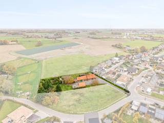 - Rustige ligging met vlotte verbinding: Duivigestraat 14 in de Kapelhoek, Roeselare<br />- Prachtig landelijk verzicht<br />- Perceel van 3.468 m²<br />- Te renoveren hoeve met kelder, zolder en bijgebouwen<br />- EPC: 880 kWh/m²/jaar<br />- Optie tot bijkopen voorliggende bouwgrond<br />- Richtprijs: € 499.000