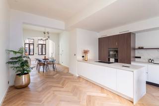 Op een absolute toplocatie in het bruisende Zuid bevindt zich dit volledig en hoogwaardig gerenoveerde herenhuis, tot in de kleinste...