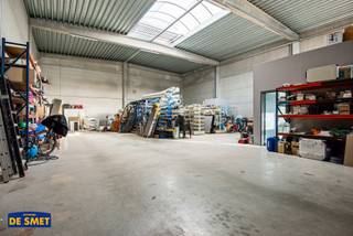 Bent u op zoek naar een opslagruimte met een vlotte verbinding naar de belangrijke invalswegen?Dan is dit recent gebouwd magazijn ongetwijfeld iets...