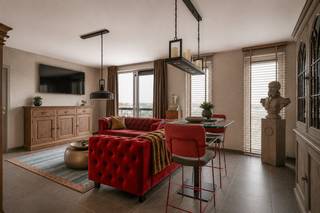 Dit recente appartement is super goed gelegen, midden in het centrum van Stabroek. Winkels, scholen en openbaar vervoer bevinden zich allemaal op wandelafstand en ook de snelweg richting Antwerpen en Nederland ligt in de onmiddellijke omgeving. Het appartement bevindt zich op de tweede verdieping en kan genieten van een gunstig energielabel. Binnenkomen doet u via de inkomhal met tegelvloer, dewelke de verschillende ruimtes met elkaar verbindt. De leefruimte is aangenaam ruim en geniet dankzij de kamerhoge ramen van een overvloed aan natuurlijk licht. Deze woonkamer staat in open verbinding met de volledig uitgeruste keuken. Het appartement telt verder nog 3 volwaardige slaapkamers, waarvan 1 momenteel werd ingericht als bureau, een netjes onderhouden badkamer met ligbad met douchescherm en dubbele wastafel met meubel, een apart toilet en een berging. Een absolute meerwaarde is het gezellige, zuid-georiënteerde terrasje, waar u fijn van de buitenlucht kan genieten. U profiteert er tevens van een tof uitzicht over het Picoloplein. Verder hoort er bij het appartement nog een privatieve berging en een autostaanplaats, beiden gelegen in de kelderverdieping van het gebouw. Zowel de kelderberging als de autostaanplaats zijn inbegrepen in de vraagprijs. Er is een lift aanwezig in het gebouw. Gem. kosten: 165 euro/ maand (incl. onderhoud lift, schoonmaak gem. delen, syndicus, blokpolis, onderhoud daktuin, water gem. delen en ELE gem. delen).