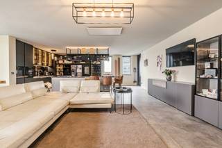 <p>Welkom in het prestigieuze Koninklijk Entrepot, waar wonen en verfijning hand in hand gaan. Dit schitterende appartement biedt u een unieke kans om te genieten van een leven in pure luxe, met een fenomenaal uitzicht op het iconische MAS.<br />Indeling: <br />Welkom op de zesde verdieping van dit prachtige gebouw. Kom binnen langs de royale inkomhal en betreed de open leefruimte, dewelke een loftgevoel ademt. Elke hoek van dit appartement is ontworpen met oog voor detail, wat resulteert in een exclusieve sfeer die elke verwachting overtreft. De open leefkeuken vormt het kloppende hart van het appartement. Met een gigantisch kookeiland, afgewerkt in luxueus marmer, is dit niet alleen een functionele ruimte, maar ook een stijlvolle ontmoetingsplek. Het eiland is perfect om aan te zitten, ideaal voor gezellige diners of een ontspannen ontbijt. De keuken is volledig uitgerust met hoogwaardige toestellen die het koken tot een waar genot maken.<br />Met drie ruime slaapkamers biedt dit appartement niet alleen stijl, maar ook comfort en rust. De badkamer, een ware wellnessoase, beschikt over een losstaand bad, een inloopdouche en een privé sauna. Hier begint en eindigt elke dag in absolute ontspanning. Daarnaast is er een handige wasplaats en een aparte berging, zodat functionaliteit naadloos samengaat met elegantie.<br />Tot slot behoort er een autostaanplaats bij het appartement en is er een afgesloten fietsenstalling voorzien. Mogelijkheid tot het huren van een extra garagebox.<br />Dit is uw kans om een thuis te creëren op een van de meest begeerde locaties in Antwerpen. Neem contact met ons op voor meer informatie of een exclusieve rondleiding. Wonen in het Koninklijk Entrepot is wonen in ongekende luxe.</p>