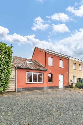 <p>Deze instapklare half-open bebouwing op de Ninoofsesteenweg 216 in Lennik combineert<strong> charme </strong>met<strong> modern wooncomfort.</strong> De woning, gebouwd in 1930 en<strong> gerenoveerd in 2020</strong>, biedt ongeveer 190 m² bewoonbare oppervlakte met<strong> lichtrijke leefruimtes,</strong> een <strong>moderne keuken, drie volwaardige slaapkamers</strong> en twee badkamers en op het eerste verdiep bevindt zich een <strong>extra keuken</strong> die kan omgevormd worden naar nog een kamer. Op het perceel van 630 m² geniet je bovendien van een<strong> aangename tuin met terras</strong>, ideaal voor ontspanning.</p><p></p><p>De ligging vormt een extra troef, je woont hier met een <strong>vlotte verbinding naar Brussel en Ninove</strong>, terwijl <strong>winkels, scholen en openbaar vervoer </strong>zich in de <strong>nabije omgeving </strong>bevinden. Tegelijk geniet je van de <strong>groene, rustige omgeving</strong> van het <strong>Pajottenland. </strong>Kortom, een comfortabele en goed gelegen woning met ruimte en kwaliteit. Stedenbouwkundige inlichtingen in aanvraag. Maatregelen opgenomen in het maatregelenregister: nee. </p>