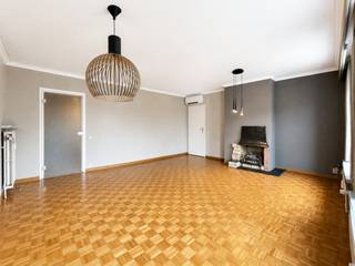 Lichtrijk 2-slaapkamerappartement met KELDERBERGING op TOPLIGGING IN HET CENTRUM VAN OUDENAARDE. Dankzij de LUCHT-LUCHTWARMTEPOMP geniet u van comfortabel VERWARMEN ÉN VERKOELEN en het appartement is uitgerust met ZONNEWERING op alle ramen. De aangename woonkamer baadt in natuurlijk licht en sluit aan op de keuken. Verder beschikt het appartement over een badkamer en TWEE SLAAPKAMERS. De ligging vormt een absolute troef: DE MARKT LIGT OM DE HOEK en winkels, horeca, openbaar vervoer en andere voorzieningen bevinden zich binnen handbereik. Bovendien zorgt de VLOTTE VERBINDING MET DE N60 RICHTING GENT voor een goede bereikbaarheid. Een aantrekkelijk appartement voor JONG EN OUD, zowel als eigen woonst als OPBRENGSTEIGENDOM.<br /><br />Adres: Stationsstraat 2 bus 6 te Oudenaarde<br /><br />EPC-label B; P-score: A, G-score: A; Bestuursmaatregelen in maatregelenregister: neen; Vrij bij akte.
