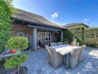 PLUSPUNTEN:<br />+ perceeloppervlakte: 846 m²<br />+ bewoonbare oppervlakte: 295 m²<br />+ 2 slaapkamers en studio<br />+ verrassend ruime gezinswoning<br />+ hoogwaardige afwerking<br />+ ontspanningsruimte met sauna<br />+ vrijstaande garage met zolderruimte<br />+ beschikbaar vanaf 30/09/2027<br /><br /><strong>ALGEMEEN:</strong><br />Op een mooie locatie in Bocholt vinden we deze verrassend ruime en instapklare gezinswoning, gelegen op een perceel van 846 m². Met maar liefst 295 m² bewoonbare oppervlakte, een hoogwaardige afwerking en een bijzonder veelzijdige indeling biedt deze woning alle ruimte voor comfortabel en aangenaam wonen.<br /><br />Bij het binnenkomen wordt meteen duidelijk dat ruimte en wooncomfort hier centraal staan. De inkomhal geeft toegang tot de ruime woonkamer, waar grote leefruimtes en een aangename woonbeleving mooi samenkomen. De keuken sluit hier naadloos bij aan en vormt samen met de leefruimte een gezellige plek voor het dagelijkse gezinsleven. Daarnaast beschikt de woning over een aparte bureau, een praktische berging en wasberging, waardoor ook aan functionaliteit geen gebrek is.<br /><br />Op het gelijkvloers bevinden zich eveneens twee slaapkamers en maar liefst twee badkamers met elk een extra toilet. Hierdoor is de woning niet alleen ideaal voor een gezin, maar biedt ze ook de mogelijkheid om comfortabel en grotendeels gelijkvloers te wonen.<br /><br />Een absolute troef is de verdieping, waar de woning nog verder verrast. Hier vinden we een ruime nachthal en een grote polyvalente ruimte die volledig naar eigen wensen kan worden ingericht. Denk aan een eigen fitnessruimte, hobbyruimte, speelruimte of een extra ontspanningsplek. Aansluitend bevindt zich een aangename ontspanningsruimte met sauna, ideaal om na een drukke dag helemaal tot rust te komen. Bovendien zijn er op deze verdieping reeds voorzieningen aanwezig om de ruimte verder om te bouwen tot een volwaardige studio. Dit zorgt voor heel wat extra mogelijkheden en maakt de woning bijzonder flexibel naar de toekomst toe. Vanuit de verdieping is er eveneens toegang tot een terras.<br /><br />Ook de vrijstaande garage vormt een mooie meerwaarde. Naast plaats voor een wagen beschikt deze over een ruime zolder, die extra mogelijkheden biedt voor stockage of een andere invulling.<br /><br />De combinatie van de royale bewoonbare oppervlakte, de hoogwaardige afwerking, de veelzijdige ruimtes en de verschillende mogelijkheden maakt van deze woning een bijzonder complete gezinswoning. Een eigendom die niet alleen vandaag veel wooncomfort biedt, maar ook de nodige flexibiliteit heeft om mee te groeien met de wensen van de nieuwe eigenaar.<br /><br />De woning is beschikbaar vanaf 30 september 2027.<br /><br /><strong>INDELING:</strong><br />-1: kelder<br />+0: inkomhal, toilet, woonkamer, keuken, bureau, berging, wasberging, 2 badkamers, 2 slaapkamers, garage<br />+1: nachthal, ontspanningsruimte, polyvalente ruimte, terras, zolder (garage)<br /><br /><strong>FINANCIERING:</strong><br />Een succesvolle vastgoedtransactie begint met een goede voorbereiding. Wij adviseren kandidaat-kopers om hun financiële mogelijkheden tijdig in kaart te brengen, zodat zij met de nodige zekerheid en vertrouwen kunnen handelen wanneer de juiste opportuniteit zich aandient.<br /><br /><strong>VERKOPEN OF VERHUREN MET EEN STRATEGISCHE AANPAK?</strong><br />Dankzij het vertrouwen van onze klanten en onze sterke marktpositie zijn wij voortdurend op zoek naar kwalitatieve eigendommen. Overweegt u te verkopen of te verhuren? Ontdek vrijblijvend onze persoonlijke aanpak en hoe wij uw eigendom optimaal positioneren om de juiste doelgroep te bereiken.<br /><br /><strong>ALS EERSTE OP DE HOOGTE VAN NIEUW AANBOD:</strong><br />De beste eigendommen worden vaak gevonden vóór ze breed beschikbaar zijn. Schrijf u vrijblijvend in via onze website en ontvang nieuw aanbod dat aansluit bij uw wensen en zoekcriteria.<br /><br /><strong>UW VASTGOED, ONZE EXPERTISE:</strong><br />Elke eigendom verdient een persoonlijke strategie. Met een combinatie van marktkennis, professionele presentatie, actieve klantenbenadering en een sterk netwerk begeleiden wij onze klanten naar een succesvol resultaat.<br /><br /><strong>PERSOONLIJKE SERVICE, PROFESSIONELE BEGELEIDING:</strong><br />Een vastgoedbeslissing vraagt een doordachte aanpak. Ons ervaren team staat klaar om u persoonlijk te adviseren en te begeleiden bij elke stap. Contacteer ons via +32 89 87 03 67 of via info@immosign-plus.be.