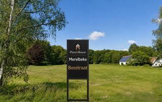 <p>Ontdek deze aantrekkelijke bouwgrond aan de Bosstraat in Merelbeke, waar een oppervlakte van liefst 694 vierkante meter u de mogelijkheid biedt om uw woonideeën te realiseren in een serene en groene omgeving. Deze open bouwgrond biedt een uitgelezen kans om een woning te creëren die volledig aansluit bij uw persoonlijke wensen en stijl. De landelijke sfeer van de omgeving geeft u de rust en ruimte die u zoekt, terwijl u toch dicht bij de voorzieningen van Merelbeke blijft.</p>
<p>Met een aantrekkelijke ligging biedt deze bouwgrond de ideale basis voor het opzetten van uw droomwoning. Hier kunt u volop genieten van de ruimte en de vrijheid om unieke architectonische keuzes te maken. Laat uw creativiteit de vrije loop en geef vorm aan uw ideale thuis in deze fijne buurt. Neem vandaag nog contact met ons op om meer te ontdekken over deze bijzondere bouwgrond en de mogelijkheden die het biedt voor uw toekomst.</p>