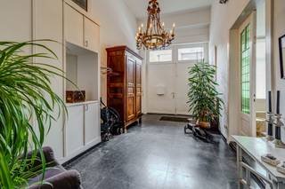 <p>Interesse in dit pand? Neem voor bijkomende informatie of het maken van een afspraak rechtstreeks contact op met Kevin Jansegers via <strong>+32 478 96 68 17</strong> of <strong>kevin.jansegers@copandi.be</strong>.</p><p></p><p>Aan de Lispersteenweg in Lier vind je deze ruime gezinswoning, die meteen opvalt door haar genereuze afmetingen en de rustige, groene uitstraling. Met een bewoonbare oppervlakte van maar liefst 453 m² op een perceel van 652 m² biedt dit pand uit 1950 ruimte in overvloed, ideaal voor wie op zoek is naar een thuis met karakter en veel bewegingsvrijheid. De woning is instapklaar en straalt een warme, tijdloze sfeer uit die je meteen op je gemak stelt. </p><p></p><p>Binnen vind je een doordachte indeling met liefst vier slaapkamers en twee volwaardige badkamers, verspreid over de verschillende verdiepingen. De leefruimtes zijn ruim opgezet en bieden voldoende flexibiliteit voor een groot gezin of voor wie graag een aparte werk- of hobbyruimte inricht. </p><p>De keuken en leefruimte vormen het kloppende hart van de woning, terwijl de slaapkamers rust en privacy garanderen voor elk gezinslid. </p><p></p><p>Buiten geniet je van een aangename tuin met westgerichte oriëntatie, perfect om in de late namiddag en avond nog volop van de zon te genieten, aangevuld met een terras dat uitnodigt tot buiten ontspannen. De woning is voorzien van hoogwaardig schrijnwerk in hout en aluminium met dubbele beglazing, en beschikt over zonnepanelen en gascentrale verwarming, wat zorgt voor een aangenaam comfort doorheen het jaar. </p><p></p><p>Het EPC-label E met een score van 422 kWh/m² geeft aan dat er nog renovatiepotentieel is, wat deze woning ook interessant maakt voor wie zelf nog verdere verduurzaming wil doorvoeren. </p><p></p><p>De ligging aan de Lispersteenweg is bijzonder praktisch: winkels, scholen, sportfaciliteiten en openbaar vervoer bevinden zich allemaal in de nabije omgeving, terwijl ook het station en de invalswegen vlot bereikbaar zijn. </p><p>Bovendien beschikt deze woning over Airco. </p><p></p><p>Zo combineer je de rust van een groene, residentiële buurt met alle voordelen van een goed bereikbare stad. </p><p></p><p>Enthousiast geworden over deze woning met ruimte, karakter en een uitstekende ligging? Neem gerust contact op om een bezoek in te plannen, we tonen je graag alle troeven van dit pand in levende lijve.</p>