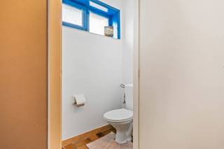 <p>Deze op te frissen gezinswoning is gelegen op zeer korte afstand van centrum Lebbeke, vlakbij openbaar vervoer, scholen en winkels en bestaat op het gelijkvloers uit een inkomhal met vestiaire, een toilet, een gezellige leef-en eetruimte die toegang geeft tot het terras en de tuin. Verder is er een geïnstalleerde keuken en een praktische garage. Op de verdieping is er een nachthal, een badkamer met ligbad + wastafel en zijn er 4 slaapkamers. TROEVEN: gezellige woning met zonnige tuin, mooie lichtrijke ruimtes, garage + parkeergelegenheid aanwezig dankzij praktische oprit, zonnepanelen aanwezig, EPC: B, in zeer groene en kindvriendelijke omgeving met op enkele meters een speeltuin, centraal maar zeer rustig gelegen. Meer informatie, vragen of een bezoek? Contacteer gerust Charlotte van Immo Troef: 052 52 52 00 of info@immotroef.be.</p>