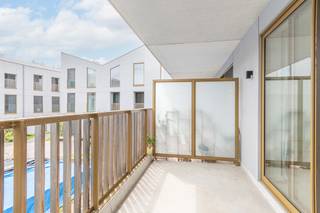 <p>Welkom thuis in Residentie Houtbay, een stijlvolle en recente woonontwikkeling (2024) in de charmante gemeente Duffel, ideaal gelegen op korte afstand van Mechelen en Lier. Dit knappe éénslaapkamerappartement bevindt zich op de eerste verdieping en verwelkomt u via een inkomhal met sas, voorzien van ruimte voor een vestiaire en een apart gastentoilet. De lichtrijke leefruimte met volledig geïnstalleerde open keuken situeert zich achteraan en geeft uit op een zonnig georiënteerd terras met uitzicht op de rustige binnentuin. Verder beschikt het appartement over een praktische berging en een slaapkamer en badkamer aan de voorzijde. Een ondergrondse autostaanplaats en private kelderberging zijn inbegrepen. Gemeenschappelijke provisie: €200,00 per maand (inclusief verwarming en water).</p>