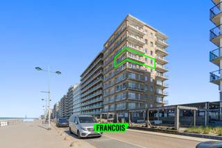 Ontwaken met een eindeloos uitzicht op zee? In dit moderne tweeslaapkamer hoekappartement op de 6de verdieping van de Zeedijk in Middelkerke wordt...