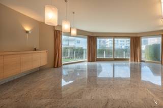 Ruim gelijkvloers hoekappartement met grote tuin – Verhuur op jaarbasisIn een standingvolle en uiterst rustige residentie in het hart van het Zoute,...