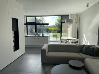 Moderne gezinswoning op toplocatie in Ezaart<br /><br />Deze verzorgde halfopen woning combineert ruimte, comfort en energiezuinig wonen.<br /><br />Met een bewoonbare oppervlakte van ongeveer 215 m² biedt de woning alle benodigde ruimte, ze is zorgvuldig onderhouden en heeft een warm en modern interieur met veel maatwerk. De lichtrijke leefruimte staat in directe verbinding met de zuidgerichte tuin, het grote terras en achterliggend groen.<br />De woning is volledig instapklaar en voldoet aan de hedendaagse woonnormen.<br /><br /><br />Energiezuinig en toekomstgericht<br /><br />De woning behaalt een EPC A-score (82 kWh/m²) en is uitgerust met:<br /><br />11 zonnepanelen<br />conforme elektrische installatie<br />laadpaal voor elektrische wagen<br />energiezuinige technieken<br /><br />Daardoor geniet u van lage energiekosten en een woning die klaar is voor de toekomst.<br /><br /><br />Nog meer troeven:<br /><br />- Energiezuinig (regenwaterrecuperatie (toiletten, buitenkraantjes, wasmachine), vloerverwarming, zonnepanelen)<br />- Zuidgerichte aangelegde tuin (volledig afgesloten), groot terras met zonneluifel<br />- Elektrische rolluiken boven, elektrische screens beneden (binnen)<br />- Inpandige garage<br />- Overal ingemaakte kasten, vuilewaskoker<br />- Sierhaard<br />- Gegoten betonkelder<br />- Alarminstallatie, Fiberklaar<br />- Speeltoestel, trampoline<br />- Gunstige ligging nabij centrum, scholen en winkels<br />