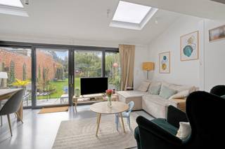 <h3>Gerenoveerde gezinswoning met tuin en ruime garage<br /><br />Ontdek deze ruime en gerenoveerde gezinswoning, ideaal gelegen aan de Georges Wittouckstraat 79 in Sint-Pieters-Leeuw, vlak bij winkels, scholen, openbaar vervoer, groene zones en de belangrijkste verbindingswegen naar Brussel.<br /><br />Achter de gevel van deze bel-etagewoning bevindt zich een lichtrijke en functionele woning met mooie volumes.<br /><br />Op het gelijkvloers bevinden zich een inkomhal met vestiaire en apart toilet, een ruime garage met elektrische poort, drie kelderruimtes en een aangename leefruimte van ongeveer 35 m².<br /><br />De leefruimte bestaat uit een salon, eetkamer en een volledig uitgeruste open keuken met centraal eiland, geplaatst in 2023. Een grote schuifraam zorgt voor veel natuurlijk licht en geeft rechtstreeks toegang tot het terras en de tuin van ongeveer 100 m², met vijver en tuinberging.<br /><br />Op de verdiepingen beschikt de woning over een grote ruimte van ongeveer 25 m², die kan worden ingericht als slaapkamer met dressing of als extra leefruimte, evenals slaapkamers van 19 m² en 15 m², een bureau van 7 m² en een extra ruimte onder het dak die naar wens kan worden ingericht.<br /><br />De badkamer werd volledig gerenoveerd in 2023 en is uitgerust met een ligbad, twee wastafels en een toilet.<br /><br />Sinds 2023 werden talrijke renovatiewerken uitgevoerd: nieuwe volledig uitgeruste keuken, vernieuwde badkamer, conforme elektrische installatie, nieuw schuifraam, renovatie van vloeren en muren, Bosch-condensatieketel op gas uit 2024, nieuwe voordeur en elektrische garagepoort.<br /><br />De woning beschikt eveneens over een uitschuifbare zonneluifel, een regenwaterput en verschillende bergruimtes.<br /><br />Het pand beschikt over mooie volumes – meerdere slaapkamers – tuin ± 100 m² – ruime garage – recente uitgeruste keuken – conforme elektriciteit – recente verwarmingsketel – talrijke renovaties sinds 2023 – nabij Brussel.<br /><br />Een comfortabele, gerenoveerde en veelzijdige gezinswoning met mooie binnen- en buitenruimte. <br /><br />Stedenbouwkundige inlichtingen in aanvraag. <br /><br />Bent u op zoek naar een ruime en veelzijdige gezinswoning met bijzonder veel mogelijkheden? Neem dan contact met ons op via dilbeek@weinvest.be of 0475 24 29 51 voor meer informatie of om een bezoek in te plannen.</h3>