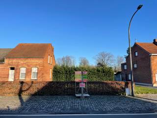 Deze recent voorwaardelijk vergunde ruime bouwgrond van 725m² geschikt voor het oprichten van een woning in halfopen bebouwing bevindt zich langs...