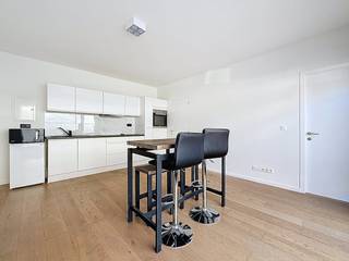 Dit appartement is voorzien van een leefruimte, keuken, 1 slaapkamer, badkamer en een extra ruimte te bereiken via de gemeenschappelijke gang.Gelijkvloers: - leefruimte met grote raampartijen voorzien van gordijnroedes- keuken voorzien van kastruimte, enkele spoelbak, keramische kookplaat, vaatwasser en ijskast - 1 volwaardige slaapkamer ca. 11m²- badkamer met douche, toilet, een enkele lavabo en aansluiting voor wasmachine en droogkastExtra ruimte van 16m² te bereiken via de gemeenshappelijke gang, de ruimte kan gebruikt worden als extra leefruimte, slaapkamer, berging, hobbykamer,...Bijzonderheden:- EPC: D- gemeenschappelijke kosten: 65 eu/maand inclusief provisie voor verwarming en waterverbruik- per direct beschikbaar- extra bergruimte in berging beneden(ver-)Kopen of (ver-)hurenMet vragen kan u altijd bij ons terecht!Dewaele vastgoed