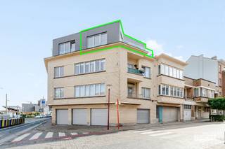 Bent u op zoek naar een nieuwbouw die comfort, kwaliteit en lichtinval combineert? Ontdek dit prachtige penthouse met 1 slaapkamer en een schitterend uitzicht over Evere. Gelegen op de 3e verdieping van een kleine mede-eigendom met zeer lage lasten, biedt deze woning een bewoonbare oppervlakte van ongeveer 65 m² en geniet ze van een ideale ligging, op wandelafstand van het station en talrijke voorzieningen.<br /><br />Het penthouse bestaat uit een ruime inkomhal die toegang biedt tot een aangename leefruimte met salon en eetkamer, aansluitend op een nieuwe, moderne en volledig uitgeruste keuken. Dankzij de grote ramen met drievoudige beglazing geniet de woning overal van een uitstekende lichtinval.<br /><br />Een van de absolute troeven van deze woning is het mooie terras van ongeveer 8 m², ideaal om volop te genieten van de zonnige dagen en het open uitzicht over Evere.<br /><br />Het nachtgedeelte omvat een ruime en lichtrijke slaapkamer, met rechtstreekse toegang tot een nieuwe en volledig uitgeruste badkamer met inloopdouche. Een bergruimte in de kelder vervolledigt het geheel.<br /><br />Dit recente appartement wordt verkocht onder het btw-stelsel (21% btw):<br /><br />- Totale prijs: € 319.440 (incl. btw)<br /><br />- Basis prijs: € 264,000 (excl. btw) <br /><br />- Btw (21%): € 55.440<br /><br />Een mooie opportuniteit voor een koppel dat op zoek is naar een lichtrijke, moderne en ideaal gelegen woning in Evere, of voor wie wil investeren in een zeer gegeerde buurt.<br /><br />