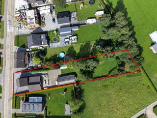 <span>Charmante woning met diverse (uitbreidings)mogelijkheden en vergund bijgebouw (momenteel ingericht als feestzaal) op een prachtig perceel van 2.012m². <br /><br />Indeling GLV: charmante inkomhal; kelder; ruime en lichtrijke woonkamer op parket met airco (2022); open ingerichte keuken; badkamer bevat toilet, douche en dubbele lavabo; berging / wasplaats met rechtstreekse toegang naar de tuin. <br /><br />1V: 2 slaapkamers (masterbedroom waren vroeger 2 slaapkamers); uittrekbare trap naar de bergzolder. <br /><br />Vooraan is de woning voorzien van parking; afgesloten poort; toegang tot aangelegd terras; vergund bijgebouw (in 2017 ingericht als feestzaal met aparte keuken); mooie diepe tuin met zicht op agrarisch gebied. <br /><br />Algemeen: <br />- Geen renovatieplicht (CV-ketel van 2020) <br />- Elektriciteit en zonnepanelen (28) conform + 3 fase aanwezig <br />- Asbestveilig <br /><br />Bekijk zeker de 360° rondgang via onze website (+ mogelijkheid tot opmeten en ontmeubelen).<br />Alle attesten zijn beschikbaar onderaan op onze website. <br />Voor meer info of een bezoek: 0472 22 22 44 of thanee@solittvastgoed.be.</span>