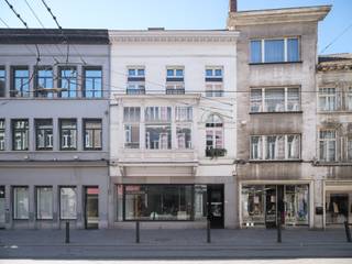 <strong>Verhuurde handelsruimte op een absolute toplocatie </strong><br /> <br />Deze architecturale handelsruimte (BJ 2008) bevindt zich in een bruisende buurt waar mode, design en lifestyle samenkomen. De centrale ligging en de uitstekende bereikbaarheid maken van deze locatie een echte hotspot in de stad. <br /> <br />De ruimte van 45 m², naar de hand van architect Eddy François en interieurarchitecte Caroline De Wolf, is ingericht als winkel/expositieruimte met een lange zitbank, een afzonderlijk toilet en een compacte berging.<br /> <br />Het geheel straalt een minimalistische, maar uitgesproken karaktervolle esthetiek uit, met krachtige elementen zoals het zichtbare betonnen plafond en de grote raampartijen aan de voorgevel. <br /> <br />Er is een kelderberging voorzien, dewelke bereikbaar is via een lift/platform vanuit de handelsruimte. <br /><br /><strong>Samengevat: een zorgeloze investering dankzij zijn centrale ligging, de bijzondere architectuur en het recent afgesloten huurcontract (= handelshuur van 9 jaar).</strong><br /><br />Contacteer ons kantoor om meer inzicht te krijgen in het huurcontract en de huuropbrengsten. 