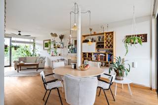 <p>Linkeroever heeft iets wat de andere kant van de Schelde niet kan evenaren: ruimte. Brede lanen, groene pleinen en dat gevoel van adem te kunnen halen, midden in de stad, maar net erbuiten.</p>
<p>Dit appartement aan de Blancefloerlaan pakt het nog een stap verder. Gelegen vooraan op de Middenvijver, met een uitzicht dat je elke ochtend opnieuw doet stilstaan. Groen, lucht en beweging, een levend schilderij dat met elk seizoen van karakter verandert.</p>
<p>Binnenstappen doe je in een appartement met stijl. Parketvloer onder je voeten, twee volwaardige slaapkamers en een vernieuwde badkamer die klaar is voor gebruik. Warm, verzorgd en precies goed. De keuken is volledig uitgerust en klaar om gezellig te kokerellen.</p>
<p>Maar het echte geheim? Een zuidterrasn voor de lange, luie namiddagen in de zon.</p>
<p>Een kelderberging zorgt voor de nodige opbergruimte. En voor wie zijn wagen ook een goed thuis wil geven: er is de mogelijkheid om een garagebox aan te kopen (zonder verplichting), maar wie hem ziet, wil hem.</p>
<p>Linkeroever op zijn allermooist. Met een uitzicht dat nooit verveelt.</p>
<p><strong>Troeven:</strong><br />– Vooraan op de Middenvijver<br />– EPC: 79kWh/m2<br />– Vernieuwde badkamer<br />– Parketvloer<br />– Kelderberging<br />– Optionele garagebox</p>
<p></p>