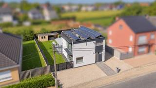 <h1><span>Open bebouwing met ruime oprit, 4 slaapkamers, zonnepanelen & jacuzzi</span></h1><h1><span> </span></h1><p><span>Moderne open bebouwing op een perceel van </span><span>450 m² </span><span>in Lebbeke, met een stevige structuur, ruime oprit en tal van hedendaagse comfortvoorzieningen.</span></p><p><span>De woning, gebouwd in 1966, beschikt over een oersterke structuur met betonnen gewelven en werd doorheen de jaren gemoderniseerd. Er zijn 24 zonnepanelen van 2011 (4.400 Wp) aanwezig, met groenestroomcertificaten tot 2031. Voor verwarming en koeling is er een Daikin lucht/lucht-warmtepomp met 4 binnenunits, gecombineerd met een condensatieketel. De woning is voorzien van HR++-beglazing, elektrische rolluiken in de masterbedroom en elektrische screens aan de zuidzijde.</span></p><p><span> </span></p><p><span>Op het gelijkvloers vinden we een inkomhal, gastentoilet, lichtrijke woon- en leefruimte, eet-/ontbijtruimte en volledig uitgeruste keuken. Aansluitend is er een volledig vernieuwde achterbouw met berging, wasplaats, douchekamer en een extra kamer die perfect kan dienen als slaapkamer, hobbyruimte of bureel.</span></p><p><span>Vanuit de leefruimte is er toegang tot het overdekte terras met sfeerverlichting en de aangelegde tuin. Achteraan bevindt zich een poolhouse met overkapping en jacuzzi voor 5 personen, ideaal om heerlijk te ontspannen.</span></p><p><span>Op de eerste verdieping zijn er 3 slaapkamers, voorzien van airco, en een ruime badkamer met ligbad, toilet en dubbel lavabomeubel.</span></p><p><span> </span></p><h3><span>Troeven</span><span>:</span></h3><ul><li><span> Stevige constructie met </span><span>betonnen gewelven</span></li><li><span> </span><span>24 zonnepanelen (2011) 4.400 Wp - </span><span> </span><span>Groenestroomcertificaten tot 2031</span></li><li><span> </span><span>Daikin lucht/lucht-warmtepomp 4 binnenunits</span></li><li><span> </span><span>Elektrische keuring conform geldig tot 2042</span></li><li><span> Volledig vernieuwde achterbouw </span><span>(2022)</span></li><li><span> Ruime oprit voor </span><span>ca. 4 wagens</span></li><li><span> Straatbreedte van ca. </span><span>14 meter</span></li><li><span> Achteraan poort met </span><span>recht van doorgang</span></li></ul><p><span> </span></p><p><span>Een ideale woning voor wie ruimte, comfort en energiezuinige technieken wil combineren met een gezellige buitenruimte. Contacteer Immo Twins voor meer informatie of een bezoek ter plaatse! Contact T. 052 55 55 55 - <span>info@immotwins.be</span></span><span> - <span>www.immotwins.be</span></span><span> </span></p>