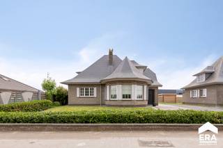 Zeer goed onderhouden gezinswoning met 5 slaapkamers op een totale oppervlakte van 675 m²INDELING:- Gelijkvloers: Inkomhal, lichtrijke woonkamer,...