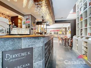 Sale in the form of a transfer of shares : 3-front building +/- 400 m² on 3.79 a. oriented S/W. Originally a single-family house, converted in 1996 into a restaurant on the ground floor and 1st floor, all with permit. On the 2nd floor, a dwelling with attic space (formerly 2 bedrooms with bathroom in the original plans) and currently taken over as attic space in the urban planning information. Cellars. Rented in its entirety: 9-year commercial lease. Rent €48,085/year. File on request. Electricity not compliant (estimate: €1,654) EPB E+ CO2 42. Information and surface areas are given for information only and are not contractually binding.