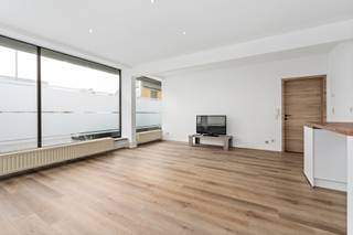 <p>Lichtrijk appartement in Oostende, vlak bij winkels en sportpark De Schorre.</p>
<p> </p>
<p>Dit aangename appartement combineert een praktische indeling met een centrale ligging in Oostende. Dankzij de grote lichtinval geniet u hier van een open en comfortabel woongevoel. De nabijheid van winkels, scholen, openbaar vervoer en belangrijke invalswegen zorgt voor extra gebruiksgemak in het dagelijkse leven. Bovendien bevindt sportpark De Schorre zich vlakbij, ideaal voor wie houdt van ontspanning en beweging in de buurt. Een interessante opportuniteit voor wie een appartement zoekt op een vlot bereikbare locatie.</p>
<p> </p>
<p>Belangrijkste ruimtes:<br />• Lichtrijke woonkamer met aangename leefruimte<br />• Volledig ingebouwde keuken met praktische indeling<br />• Berging met extra opbergruimte<br />• Badkamer functioneel ingericht<br />• 2 slaapkamers met natuurlijke lichtinval</p>
<p> </p>
<p>Troeven:<br />• In de nabijheid van winkels en dagelijkse voorzieningen<br />• Vlakbij sportpark De Schorre<br />• Lichtrijk appartement met aangenaam wooncomfort</p>
<p> </p>
<p>Neem vandaag nog contact op met je ERA-makelaar voor een bezoek.</p>
<p> </p>
<p>JOUW DROOMAPPARTEMENT. ZO GEVONDEN!</p>