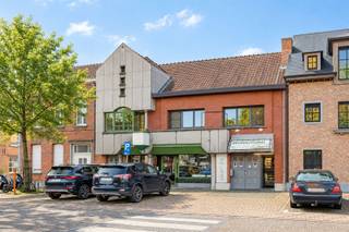 <p><span>Hedendaagse commerciële ruimte met atelier en opslagplaats in het centrum van Herenthout.</span></p><p><span> </span></p><p><span>Dit opmerkelijke pand in het hart van Herenthout biedt een unieke gelegenheid uw zaak uit te bouwen op een zeer centrale locatie! Het is een veelzijdig gebouw dat over heel wat mogelijkheden beschikt.</span></p><p><span>Het pand presenteert zich met een moderne, eigentijdse architectuur met karakteristieke rode baksteenelementen en een gevelafwerking in blauwe steen. De voorgevel met grote ramen biedt uitstekende zichtbaarheid voor commercieel gebruik.</span></p><p><span> </span></p><p><span>De grote ruimte aan de voorzijde van het gebouw is voorzien van een toonbank en koeltogen, ingebouwde plafondverlichting en airco-verwarmingselementen, ideaal voor retail of horecagebruik. Denk de ruimte leeg en het wordt zo uw kantoor of praktijkruimte! De verschillende ateliers en opbergruimtes ondersteunen bedrijfsactiviteiten of geven de mogelijkheid de commerciële ruimte te vergroten. Aan berging uiteraard geen gebrek hier.</span></p><p><span> </span></p><p><span>Ook de buitenruimte biedt mogelijkheden.</span></p><p><span> </span></p><p><span>De centrale ligging zorgt voor een uitzonderlijke bereikbaarheid én zichtbaarheid. Uw commercieel concept realiseren kan hier!</span></p><p><span>Interesse? Contacteer ons op 0479/01.01.01!</span></p>