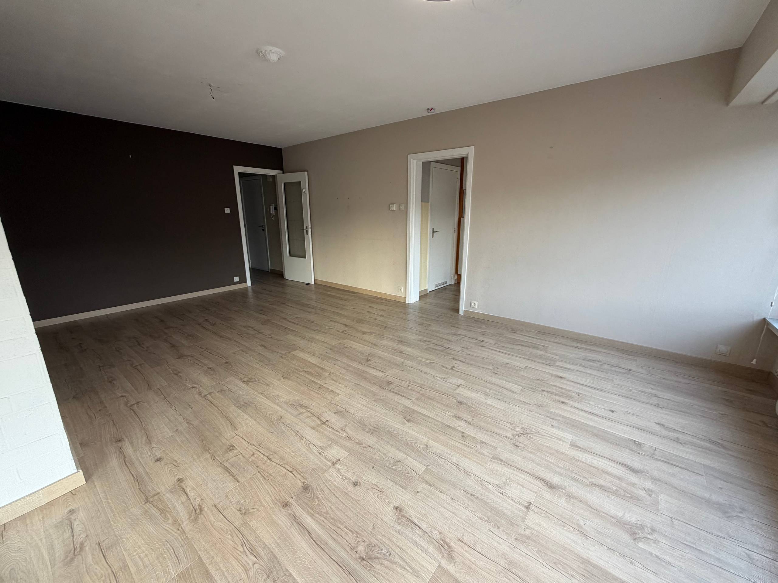 Appartement bien entretenu avec deux chambres situé dans un quartier résidentiel. Dans un immeuble avec ascenseur. - photo 4