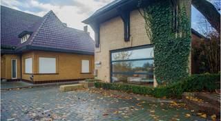 Op een perceel van 2.283 m² vindt u deze unieke eigendom die wonen en werken naadloos combineert. De ruime villa (375 m²) ademt karakter en...