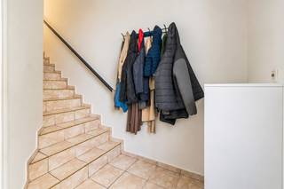 Een goed gelegen woning met 2 slaapkamers en ruime garage/atelier (40.00m² + mezzanine).<br />Ideaal gelegen nabij winkels, openbaar vervoer en invalswegen. <br /><br />Op het gelijkvloers: inkomhal, garage/atelier (40.00m² + mezzanine);<br />Op de eerste verdieping: overloop, keuken (12.00m²), living/leefruimte (18.00m²);<br />Op de tweede verdieping: nachthal, 2 slaapkamers (9.50 / 9.00m²), badkamer (bad, lavabo, toilet);<br />Verder: kruipzolder<br /><br />Buitenschrijnwerk PVC dubbel glas - Centrale verwarming op aardgas<br />EPC: 459 Kwh/m² <br />Perceeloppervlakte: 0a 55ca - kadastraal inkomen: 736 EUR<br />Vrij bij akte.<br /><br />Stedenbouwkundige inlichtingen aangevraagd.
