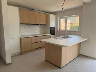 <p><span>C'est par le hall d'entrée, qui offre suffisamment d'espace pour un vestiaire et des toilettes séparées pour les invités, que vous accédez à cette élégante maison neuve. L'espace de vie lumineux, doté d'une cuisine ouverte et d'un îlot central, constitue le cœur de la maison. Il y a suffisamment de place pour une grande table à manger et des placards de rangement supplémentaires. Grâce à la grande baie vitrée coulissante, le salon bénéficie d’une vue agréable sur le jardin et d’une abondance de lumière naturelle.</span></p><p><span>À l’étage se trouvent trois chambres à coucher à part entière, dont une chambre parentale avec dressing privé. La salle de bains moderne est équipée d’une baignoire, d’une douche à l’italienne, d’un lavabo et de toilettes supplémentaires. Un escalier escamotable permet d’accéder au grenier, très pratique.</span></p><p><span>Cette construction semi-ouverte a été érigée dans un style rural intemporel et finie avec des matériaux de qualité. La maison dispose de fenêtres en PVC noir, d’une porte d’entrée en bois élégante et est entièrement prête à emménager. Elle est déjà entièrement peinte et équipée de luminaires.</span></p><p><span>Sur le plan énergétique, cette maison affiche d’excellentes performances grâce à la pompe à chaleur, aux panneaux solaires, au vitrage à haut rendement et à une isolation de toiture poussée. La valeur EPC n’est pas encore disponible, car il s’agit d’une maison neuve.</span></p><p><span>À l'extérieur, vous profiterez d'un jardin aménagé (dont les finitions seront réalisées par le propriétaire), d'une terrasse déjà aménagée, d'un abri de voiture, ainsi que d'un réservoir d'eau de pluie de 10 000 litres. Une maison extrêmement économe en énergie et de grande qualité, où le confort de vie occupe une place centrale.</span></p>