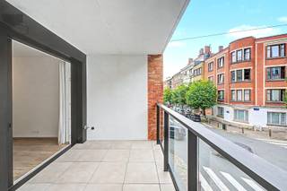 Ontdek dit stijlvolle appartement van circa 84 m², gelegen op de eerste verdieping van een hoogwaardig residentieel gebouw. De woning combineert hedendaagse architectuur met een doordachte indeling en een uitzonderlijk wooncomfort.<br /><br />De inkomhal met vestiaire en apart gastentoilet leidt naar een ruime, lichtrijke leefruimte die naadloos overgaat in de open, volledig ingerichte keuken. Vanuit de leefruimte heeft u toegang tot een zonnig terras van ongeveer 10 m², een aangename plek om te ontspannen of gasten te ontvangen.<br /><br />De royale slaapkamer beschikt over een praktische dressing en geniet bovendien van een eigen terras van 5 m², waardoor u ook hier kunt genieten van een privé buitenruimte. Verder omvat het appartement een stijlvolle badkamer en een afzonderlijke, volledig uitgeruste wasberging.<br /><br />Met een uitstekend EPC-label A biedt deze woning niet alleen comfort, maar ook een hoge energie-efficiëntie. Tal van ingebouwde kasten, aanwezige verlichting en gordijnen verhogen het gebruiksgemak. Daarnaast beschikt u over een private kelderberging, een gemeenschappelijke fietsenstalling en een handige afvalruimte.<br /><br />Een autostaanplaats kan optioneel worden bijgehuurd voor € 190 per maand. De maandelijkse gemeenschappelijke kosten bedragen € 150.<br /><br />Verhuur op naam van een vennootschap is mogelijk. Een instapklaar appartement voor wie op zoek is naar een combinatie van elegantie, functionaliteit en kwalitatief wonen.