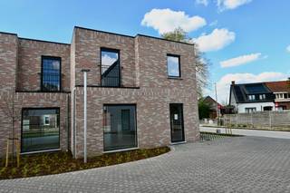 Nieuwbouwwoning in centrum Broechem met 3 slaapkamers !<br /><br />Indeling : Inkomhal , apart toilet , woonkamer met open keuken , berging .<br />Verdiep : Nachthal , 3 slaapkamers , badkamer , apart toilet , wasplaats .<br /><br />Deze woning is voorzien van vloerverwarming met warmtepomp , zonnepanelen , ventilatiesysteem .<br />Plannen te downloaden op onze website .<br /><br />Direct beschikbaar ! <br />