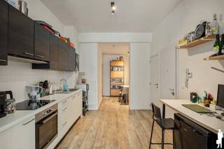<p><span><strong>Charmant gelijkvloers appartement nabij Dageraadplaats</strong><br /><br /></span><span></span><span>Dit verzorgd gelijkvloers appartement is gelegen in een kleinschalig gebouw met slechts vier appartementen en werd in 2016 volledig gerenoveerd. De open keuken vormt het centrale hart van de leefruimte, met aan de ene zijde de gezellige zithoek en aan de andere zijde de eetruimte met zicht op het koertje. De plafondhoogte van ca. 3 meter in de leefruimte versterkt het ruimtelijke gevoel, terwijl de vloertegels in houtstructuur zorgen voor een warme en stijlvolle uitstraling. Verder beschikt het appartement over één volwaardige slaapkamer met ensuite badkamer, voorzien van een douche. De praktische berging met aansluitingen voor wasmachine en droogkast zorgt voor de nodige extra opbergruimte. Dankzij de doordachte indeling, verzorgde afwerking en het gelijkvloerse karakter vormt dit appartement een aantrekkelijke opportuniteit voor zowel eigen bewoning als investering.<br /><br />Het appartement ligt op een steenworp van de Dageraadplaats en Zurenborg. In de onmiddellijke omgeving vindt u een ruim aanbod aan gezellige restaurants, koffiebars, winkels en andere voorzieningen. Ook het openbaar vervoer en de belangrijkste invalswegen zijn vlot bereikbaar.<br /><br /></span><span><strong>Bijzonderheden:</strong><br />- Asbestveilig<br />- Veiligheidsdeur<br />- Mobiscore 9,6/10<br />- Elektriciteitsattest conform<br /></span><span></span></p>