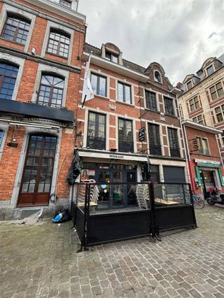 <p>De Oude Markt, het horeca centrum van de Stad Leuven, gelegen naast de historische Grote Markt met het Stadhuis. Het pand is niet alleen centraal gelegen ook kan je er verschillende campussen, openbaar vervoer, faciliteiten, winkels en supermarkten vinden in de nabijheid. Dit statig opbrengstpand omvat een handelsgelijkvloers en een triplex appartement. <br /><br />Het handelsgelijkvloers beschikt over een gelijkvloerse verdieping met keuken, zitruimte en aparte toiletten (op -1). Bovendien behoort er tot de handel nog een kelderverdieping, deze kan dienst doen als stockageruimte. Het triplex appartement is gelegen op de eerste, tweede en derde verdieping. <br /><br />Interesse in dit opbrengstpand? Neem dan contact op met onze Expert Investeringsvastgoed Jacky: 0495 53 46 49 of jacky@connect-immo.be <br /><br />EPC handel: D-label - 3395490<br />wche, vg, gdv, gvkr</p>