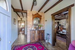 <h3>Karaktervolle landelijke woning met prachtig perceel van 1.080 m²</h3>
<p>FLOR Vastgoed presenteert deze charmante landelijke woning met authentieke elementen, gelegen op een bijzonder breed perceel van maar liefst 1.080 m² in Grobbendonk.</p>
<p>De woning werd steeds zeer goed onderhouden en beschikt over een ruime woonkamer met aansluitend een solide eiken keuken met alle toestellen en handige voorraadkast. Verder zijn er een badkamer met inloopdouche en drie volwaardige slaapkamers.</p>
<p>De ruime garage met extra berging en grote zolder bieden heel wat bijkomend potentieel. Mits renovatie kan hier eventueel extra leef- of slaapruimte worden gecreëerd.</p>
<p>Buiten is de prachtige volwassen tuin een absolute troef. Het brede perceel, de landelijke uitstraling en de solide basis maken van deze woning een eigendom met bijzonder veel mogelijkheden en potentieel na renovatie.</p>
<p>Troeven: 1.080 m² perceel – 3 slaapkamers – volwassen tuin – ruime garage – grote zolder – authentieke elementen – zeer goed onderhouden – veel renovatiepotentieel.</p>
<p>Renovatieplicht van toepassing.</p>
<p>FLOR Vastgoed – For Love of Real Estate</p>