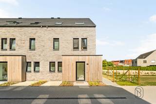 <p>Lancering FASE 2; koop nu aan 6% BTW! <br /><br />Dit kwalitatief prachtig nieuwbouwproject zal u verrassen: <br />goedgelegen (rustig en aangenaam doch dichtbij winkels en invalswegen) kwalitatieve BEN-WONINGEN. <br /><br />INDELING: 2 ondergrondse garages met extra berging, lichtrijke leefruimte met open geïnstalleerde keuken, berging/wasplaats, 4 slaapkamers, 2 badkamers en aangename stadtuin. <br /><br />Als koper nog inspraak in keuze van materialen. <br /><br />* Energiezuinige woning: vloerverwarming op warmtenet, <br />* dubbele beglazing PVC, <br />* extra geïsoleerd<br />* goeie locatie<br /><br />Meer info? tessa@immobeguin.be</p>