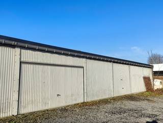 In het centrum van Ardooie bieden wij een ruime loods aan van 224 m². De ruimte is voorzien van vaste verlichting en elektriciteitsaansluiting. Er zijn twee inrijpoorten aanwezig, waarvan één voldoende hoog is om met een camionet binnen te rijden.<br /><br />De loods is geschikt als opslagruimte én als werkplaats.<br />Beschikbaar vanaf 1 juli 2026.